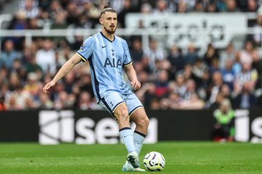 Tottenham Hotspur 'dan Radu Drguin Premier League maçı sırasında topu geçti. Newcastle United Tottenham Hotspur' a karşı St. James 's Park, Newcastle, İngiltere, 1 Eylül 2024