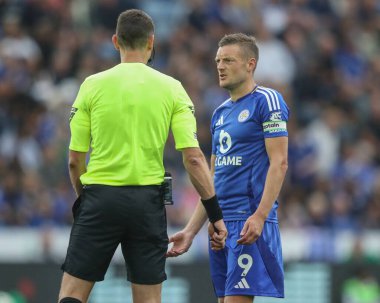 Hakem David Coote Leicester City 'den Jamie Vardy' ye Premier Lig maçı sırasında King Power Stadyumu 'nda Leicester City - Aston Villa maçında konuştu.