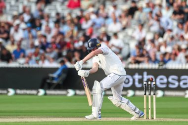 İngiliz Dan Lawrence topu Sri Lankalı Vishwa Fernando 'nun ellerine atıyor. İngiltere - Sri Lanka 2. Rothesay Test Maçı 2.