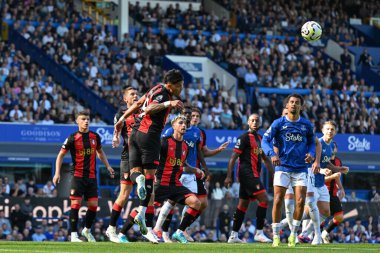 Bournemouth takımından Evanilson, Premier League maçında Everton 'a karşı Bournemouth' un 31 Ağustos 2024 'te Goodison Park, Liverpool' da oynanan Everton maçında topu temiz bir şekilde alıyor.