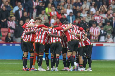 Sheffield United 'ın 1 Eylül 2024' te Bramall Lane, Sheffield, İngiltere 'de Sheffield United' a karşı oynadığı Gökyüzü İddia Şampiyonası maçında bir takım toplantısı var.