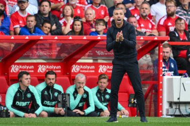 Wolverhampton Wanderers 'ın Gary O' Neil Manager 'ı Premier League maçında Nottingham Forest, Wolverhampton Wanderers' a karşı 31 Ağustos 2024 'te City Ground, Nottingham, İngiltere' de onun tarafını cesaretlendiriyor.