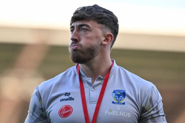 Warrington Wolves takımından Matty Ashton, 30 Ağustos 2024 'te Leigh Spor Köyü' nde oynanan 24. Betfred Süper Lig karşılaşması öncesinde sahada inceleme yapıyor.