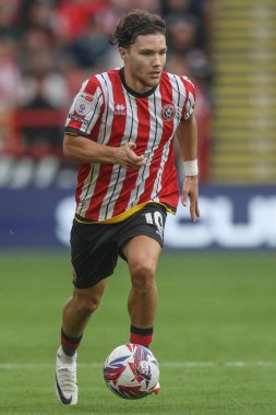 Sheffield United takımından Callum O 'Hare 1 Eylül 2024' te Bramall Lane, Sheffield, İngiltere 'de Sheffield United' a karşı oynanan Sky Bet Şampiyonası maçında topu düşürüyor.