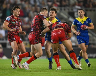 Leigh Leopards 'dan Matt Davis ve Leigh Leopards' dan Edwin Ipape, Leigh Leopards 'ın Warrington Wolves' a karşı oynadığı 24. Leigh Leopards maçında 30 Ağustos 2024 'te Leigh Spor Köyü' nde Jordy Crowther 'ı yendi.