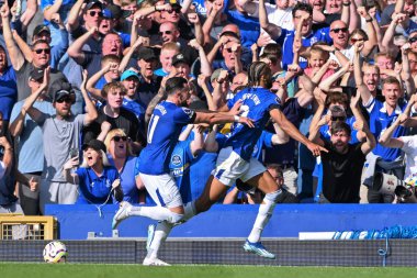 Everton 'dan Dominic Calvert-Lewin, İngiltere' nin Liverpool kenti Goodison Park 'ta oynanan Premier League maçında Everton' a karşı Everton maçında Everton 'ı 2-0 yenme hedefini kutluyor.