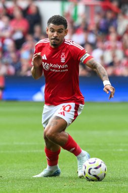 Nottingham Ormanı 'ndan Morgan Gibbs-White Premier Lig maçında Nottingham Forest, Wolverhampton Wanderers' a karşı 31 Ağustos 2024 'te Nottingham, İngiltere' de top sürüyor.