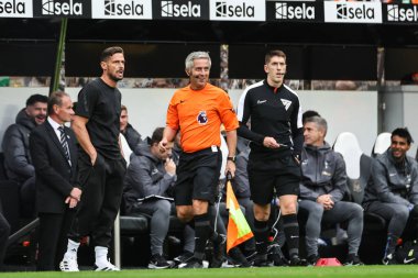 Darren Bond, Premier Lig maçında sakatlanan hakem yardımcısı Newcastle United ile Tottenham Hotspur arasında 1 Eylül 2024 'te St. James' s Park, Newcastle 'da oynanan maçta sakatlandı.