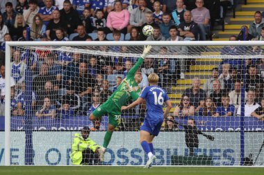 Leicester City 'den Mads Hermansen topu kaçırıyor. Aston Villa' dan Jhon Durn Premier Lig maçında 0-2 berabere kaldı. Leicester City, Aston Villa 'ya karşı King Power Stadyumu, Leicester, İngiltere, 31 Ağustos 2024