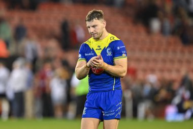 Warrington Wolves takımından George Williams, 30 Ağustos 2024 'te Leigh Spor Köyü' nde oynanan 24. Betfred Süper Lig karşılaşmasında taraftarlarını alkışladı.