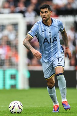 Tottenham Hotspur takımından Cristian Romero, 1 Eylül 2024 'te St. James' s Park, Newcastle, İngiltere 'de oynanan Premier League karşılaşmasında Newcastle United ile Tottenham Hotspur arasında maç yapıyor.
