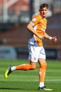 Blackpool takımından Dom Ballard 31 Ağustos 2024 'te Bloomfield Road, Blackpool' da Blackpool-Wycombe Wanderers maçında