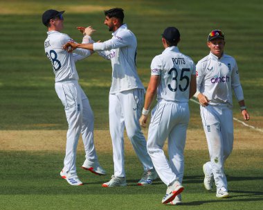 İngiltere 'den Shoaib Bashir, 1 Eylül 2024' te Lords, Londra, İngiltere 'de oynanan 2. Rothesay Test Maçı' nda Harry Brook ile ilk kalesini kutluyor.