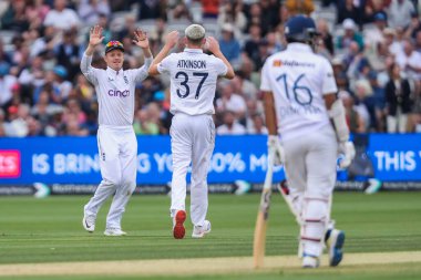 İngiltere Kralı Gus Atkinson, Sri Lanka 'lı Nishan Madushka' nın 31 Ağustos 2024 'te Lords, Londra, İngiltere' de oynanan 2. Rothesay Test Maçı 3 gününde görevden alınmasını Ollie Pope ile kutluyor.