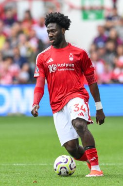 Nottingham Ormanı 'ndan Ola Aina Premier Lig maçı sırasında Nottingham Forest' a karşı Wolverhampton Wanderers City Ground, Nottingham, İngiltere 'de 31 Ağustos 2024' te topa vuruyor.