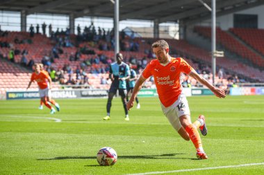 Blackpool 'dan Elliot Embleton, 31 Ağustos 2024' te Bloomfield Road, Blackpool 'da oynanan Blackpool-Wycombe Wanderers maçında topla ilerliyor.