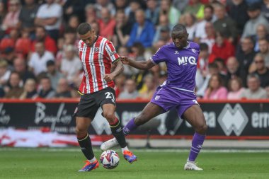 Sheffield United takımından Vinicius Souza, 1 Eylül 202 'de İngiltere' nin Sheffield Lane kentinde oynanan Sky Bet Şampiyonası karşılaşmasında Watford takımından Edo Kayembe 'dan topu aldı.