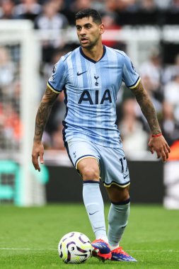 Tottenham Hotspur takımından Cristian Romero, 1 Eylül 2024 'te St. James' s Park, Newcastle, İngiltere 'de oynanan Premier League karşılaşmasında Newcastle United ile Tottenham Hotspur arasında maç yapıyor.
