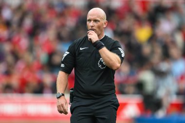 Hakem Simon Hooper Premier Lig maçı sırasında Nottingham Forest, Wolverhampton Wanderers 'a karşı 31 Ağustos 2024' te Nottingham, İngiltere 'de düdük çaldı.