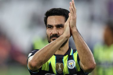 Manchester City 'den Ikay Gndoan, Premier League maçında West Ham United' ın Manchester City 'e karşı 31 Ağustos 2024' te Londra Stadyumu 'nda yaptığı maçı alkışlıyor.