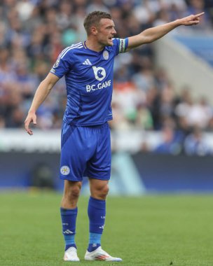 Leicester City 'den Jamie Vardy, Premier League maçında takımına talimatlar veriyor. Leicester City, King Power Stadyumu' nda Aston Villa 'ya karşı, 31 Ağustos 2024