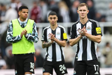 Newcastle United takımından Emil Krafth, 1 Eylül 2024 'te St. James' s Park, Newcastle, İngiltere 'de oynanan Premier League maçı sonrasında taraftarlarını alkışlıyor.