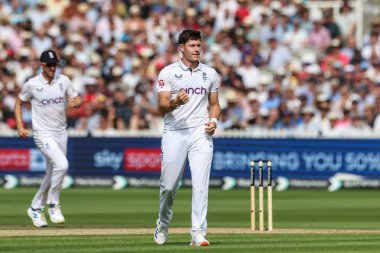 Sri Lanka 'dan Angelo Mathews, İngiltere' den Ben Duckett 'in İngiltere' ye karşı Sri Lanka 2. Rothesay Test Maçı 3 gününde Londra, Birleşik Krallık 'ta 31 Ağustos 2024' te görevden alınmasını kutluyor.