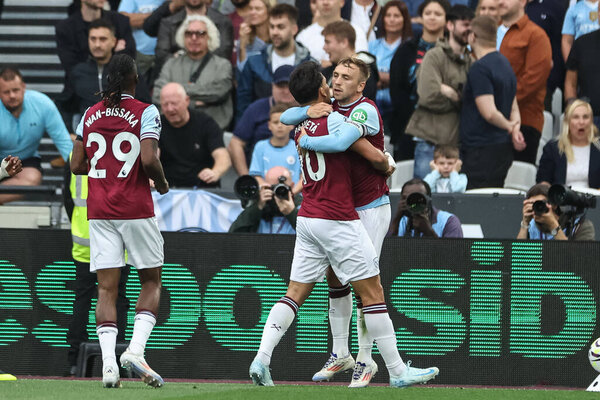 Лукас Паке из "Вест Хэм Юнайтед" и Джеррод Боуэн из "Вест Хэм Юнайтед" отмечают свой гол в ворота Рбена Диаса из "Манчестер Сити" во время матча Премьер-лиги "Вест Хэм Юнайтед" против "Манчестер Сити" на лондонском стадионе, Лондон, Великобритания, 31 августа 2024 года