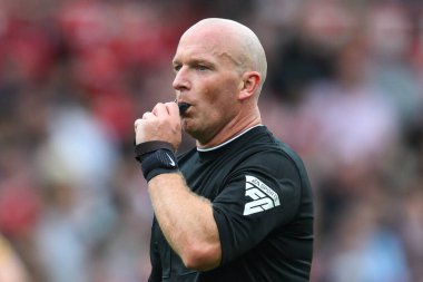 Hakem Simon Hooper Premier Lig maçı sırasında Nottingham Forest, Wolverhampton Wanderers 'a karşı 31 Ağustos 2024' te Nottingham, İngiltere 'de düdük çaldı.