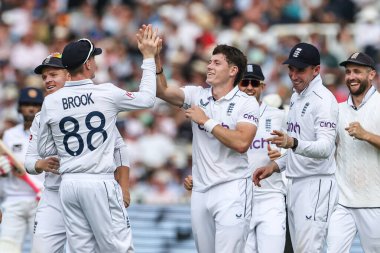 İngiliz Matthew Potts, Sri Lanka 'lı Dhananjaya de Silva' nın İngiltere - Sri Lanka 2. Rothesay Test Maç Günü 'nde Lords, Londra, Birleşik Krallık, 30 Ağustos 2024' te görevden alınmasını kutluyor.