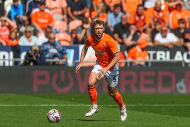 Blackpool takımından Matthew Pennington 31 Ağustos 2024 'te Bloomfield Road, Blackpool' da Blackpool-Wycombe Wanderers maçında