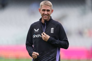 İngiltere 'den Olly Stone, İngiltere' ye karşı Sri Lanka 2. Rothesay Deneme Maçı 'ndan önce İngiltere Lords, Londra, İngiltere' de 31 Ağustos 2024 'te ısınıyor.