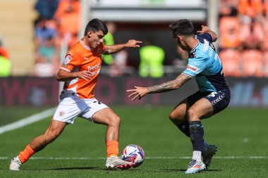 Blackpool 'dan Rob Apter, 31 Ağustos 2024' te Bloomfield Road, Blackpool 'da oynanan Blackpool-Wycombe Wanderers maçında Wycombe Wanderers' dan Daniel Harvie 'yi atlayarak geçti.