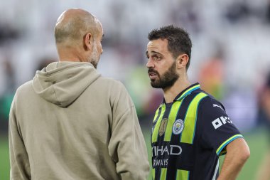 Manchester City 'nin Pep Guardiola teknik direktörü Premier League maçında Manchester City' den Bernardo Silva ile konuştu.