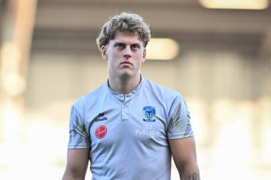 Warrington Wolves takımından Arron Lindop, 30 Ağustos 2024 'te Leigh Spor Köyü' nde oynanan 24. Betfred Süper Lig karşılaşması öncesinde Leigh Leopards ve Warrington Wolves maçının sahasını teftiş ediyor.