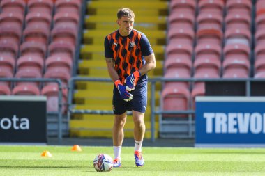 Blackpool 'dan Harry Tyrer 31 Ağustos 2024' te Blackpool, İngiltere 'deki Bloomfield Road, Blackpool' da oynanan Blackpool-Wycombe Wanderers maçında Sky Bet 1 maçı öncesinde ısındı.