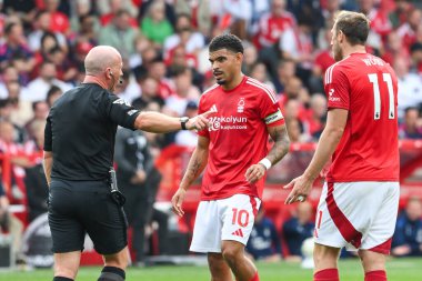 Hakem Simon Hooper Nottingham Ormanı 'ndan Morgan Gibbs-White' a Premier League maçı sırasında Nottingham Forest, Wolverhampton Wanderers 'a karşı 31 Ağustos 2024' te Nottingham, İngiltere 'de konuştu.