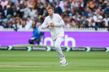 İngiltere 'den Joe Root, İngiltere' ye karşı Sri Lanka 2. Rothesay Deneme Maçı 3.