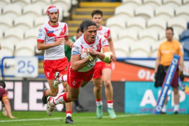 St. Helens takımından Sione Matautia, 1 Eylül 2024 'te John Smith' in Stadyumu 'nda oynanan 24. Huddersfield Giants-St Helens maçında bir deneme için sahaya çıkıyor.