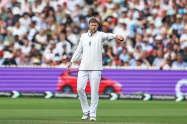 İngiltere 'den Joe Root, İngiltere' ye karşı Sri Lanka 2. Rothesay Test Maç Günü 'nde talimat verir.