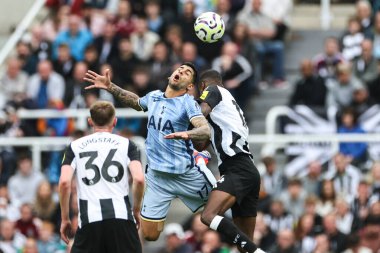 Tottenham Hotspur 'dan Cristian Romero ve Newcastle United' tan Alexander Isak Premier Lig maçı sırasında Tottenham Hotspur 'a karşı St. James' s Park, Newcastle, 1 Eylül 2024 'de oynanan karşılaşmada top için savaştılar.