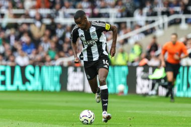 Newcastle United takımından Alexander Isak, 1 Eylül 2024 'te St. James' s Park, Newcastle 'da oynanan Premier League maçı Newcastle United' ın Tottenham Hotspur 'a karşı oynadığı maçta topu bırakıyor.