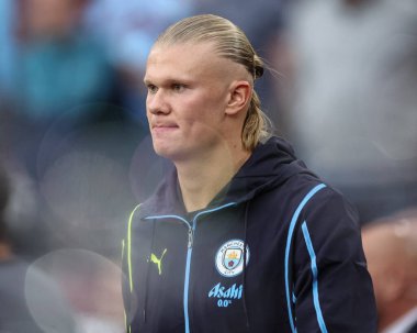 Manchester City 'den Erling Haaland, Premier League maçı sırasında kabarcıklar denizine doğru yürür. West Ham United, Manchester City' ye karşı Londra Stadyumu 'nda, 31 Ağustos 2024.
