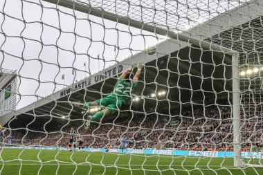 Newcastle United takımından Nick Pope, Premier League maçı Newcastle United 'ın Tottenham Hotspur' a karşı 1 Eylül 2024 'te St. James' s Park, Newcastle, İngiltere 'de oynadığı maçta direğin altında kurtarıyor.