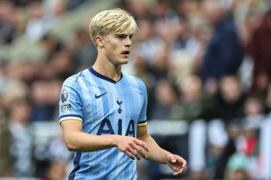 Tottenham Hotspur takımından Lucas Bergvall Premier League maçında Newcastle United, Tottenham Hotspur 'a karşı St. James' s Park, Newcastle, 1 Eylül 2024
