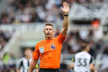 Hakem Robert Jones Premier Lig maçı sırasında Newcastle United Tottenham Hotspur 'a karşı St. James' s Park, Newcastle, İngiltere, 1 Eylül 2024