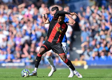 Bournemouth 'dan Dango Ouattara, Everton' ın 31 Ağustos 2024 'te Goodison Park, Liverpool' da oynanan Premier League maçı sırasında Everton 'dan Jack Harrison' ı durdurdu.