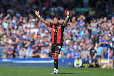 Bournemouth 'dan Justin Kluivert, 31 Ağustos 2024' te Goodison Park, Liverpool 'da oynanan Premier League maçında hakem Stuart Attwell' e itiraz etti.
