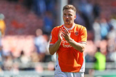 Blackpool 'dan Lee Evans, 31 Ağustos 2024' te Bloomfield Road, Blackpool 'da oynanan Blackpool-Wycombe Wanderers maçından sonra ev sahibi taraftarları alkışlıyor.