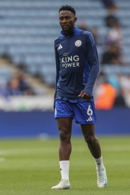 Leicester City 'den Wilfred Ndidi Premier League maçında ısınma turunda Leicester City, Aston Villa' ya karşı King Power Stadyumu, Leicester, İngiltere 'de 31 Ağustos 2024